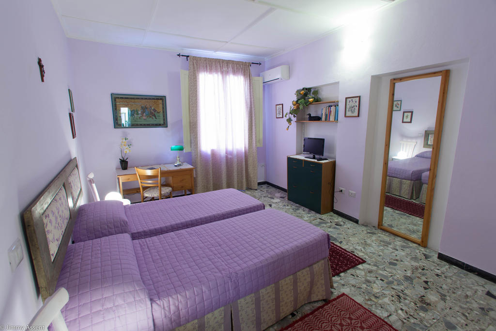 Sassari-In Hotel Стая снимка